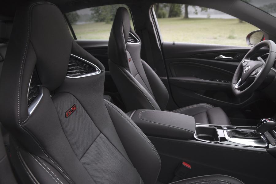 Интерьер Buick Regal GS 2017 года  (NA) (фото 9 из 33)